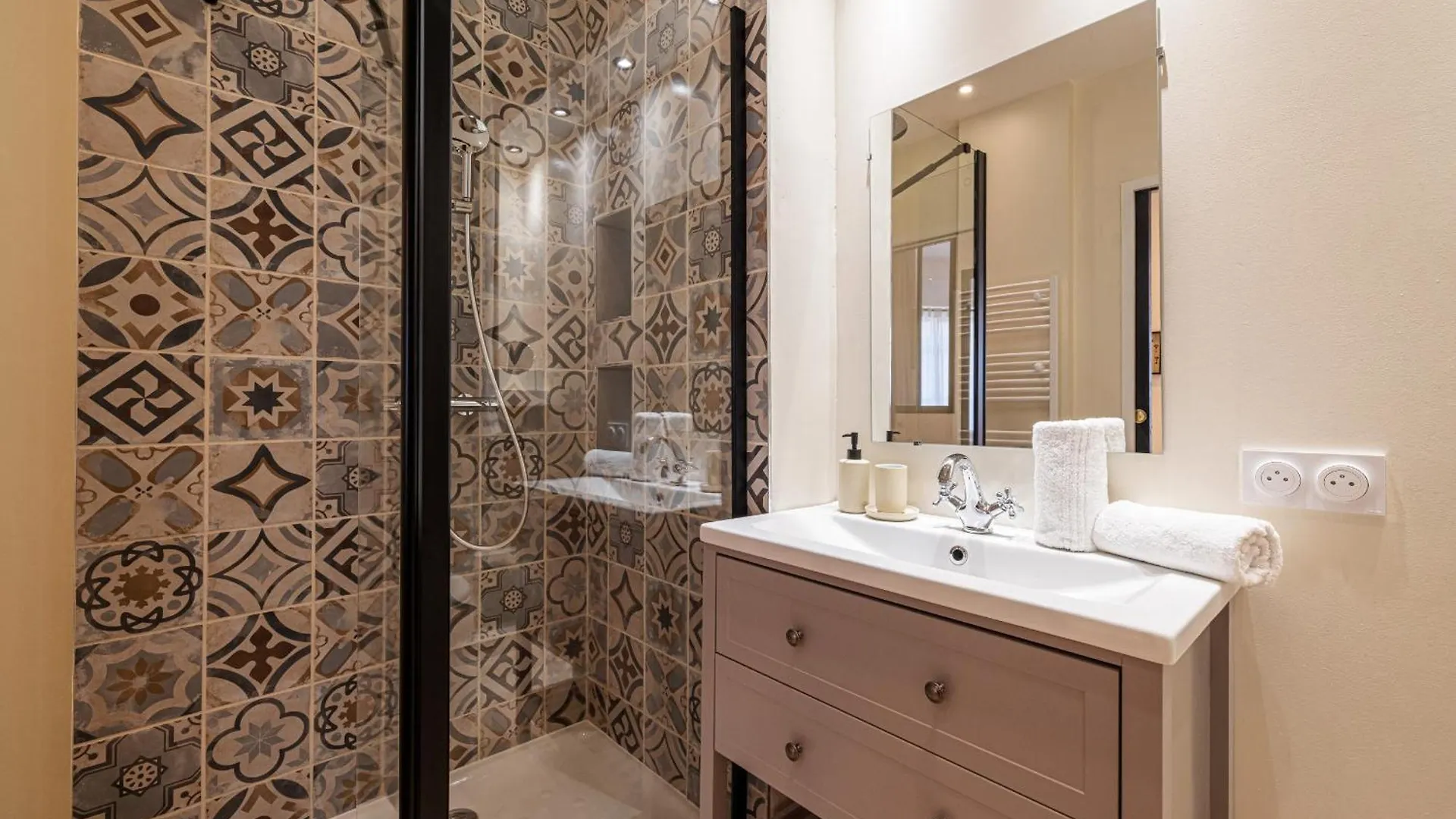 شقة Large & Quiet 1 Bdr Downtown نيس
